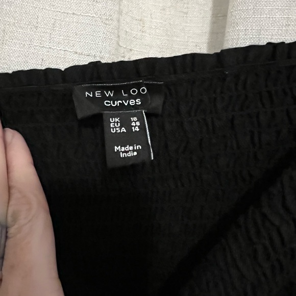 New Look - Curve textured shirred midi dress in black - Picture 5 of 6